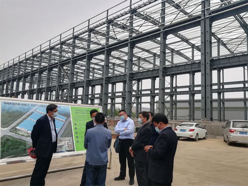 市政府領(lǐng)導視察廠房建設(shè)情況